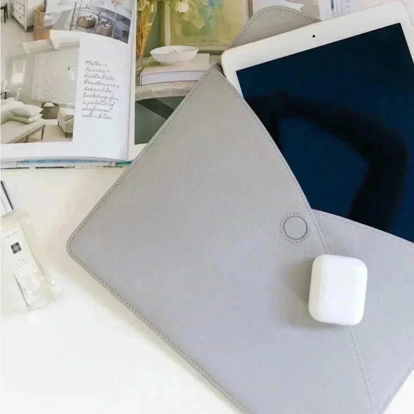 THE TABLET SLEEVE PEBBLE Clutch Flap Bag - Picture 2 of 6